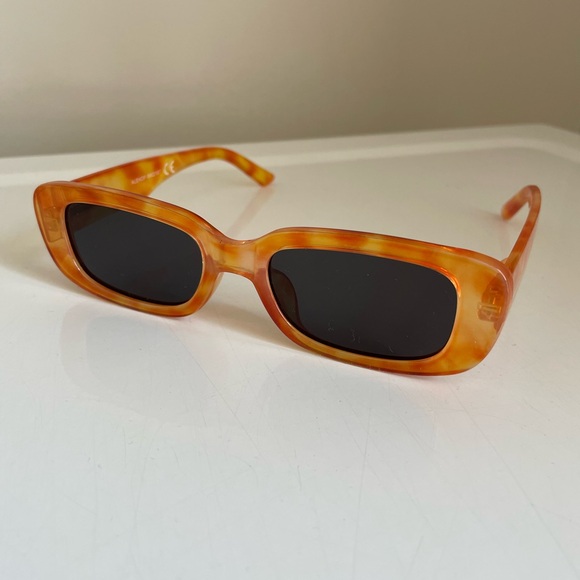 High Fashion Rectangular Sunglasses. - Picture 6 of 6